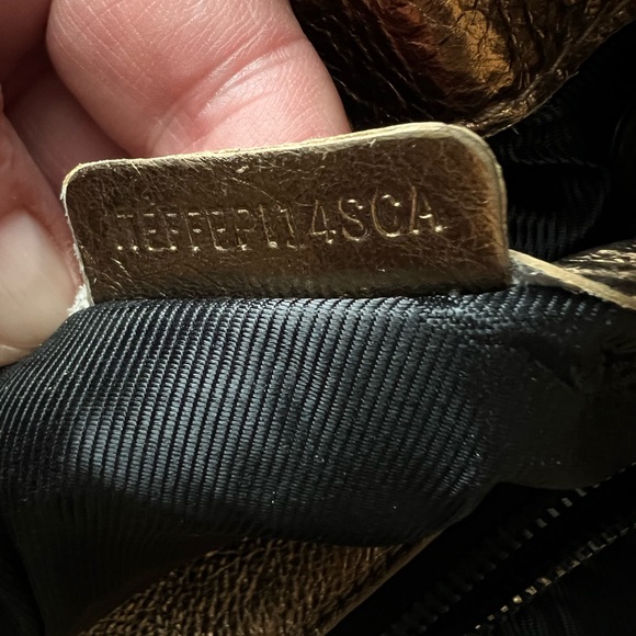 Authentic Burberry Gold Bag size large - Picture 5 of 8